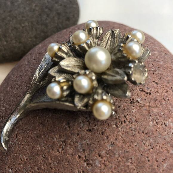 Vintage cluster of Flowers Pearls Silver Signed Brooch Pin - Picture 1 of 8